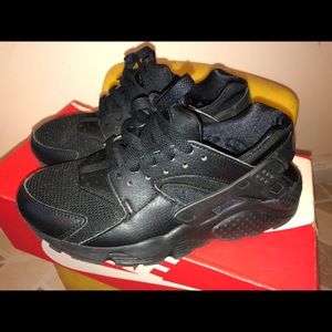 Nike Huaraches in all Black